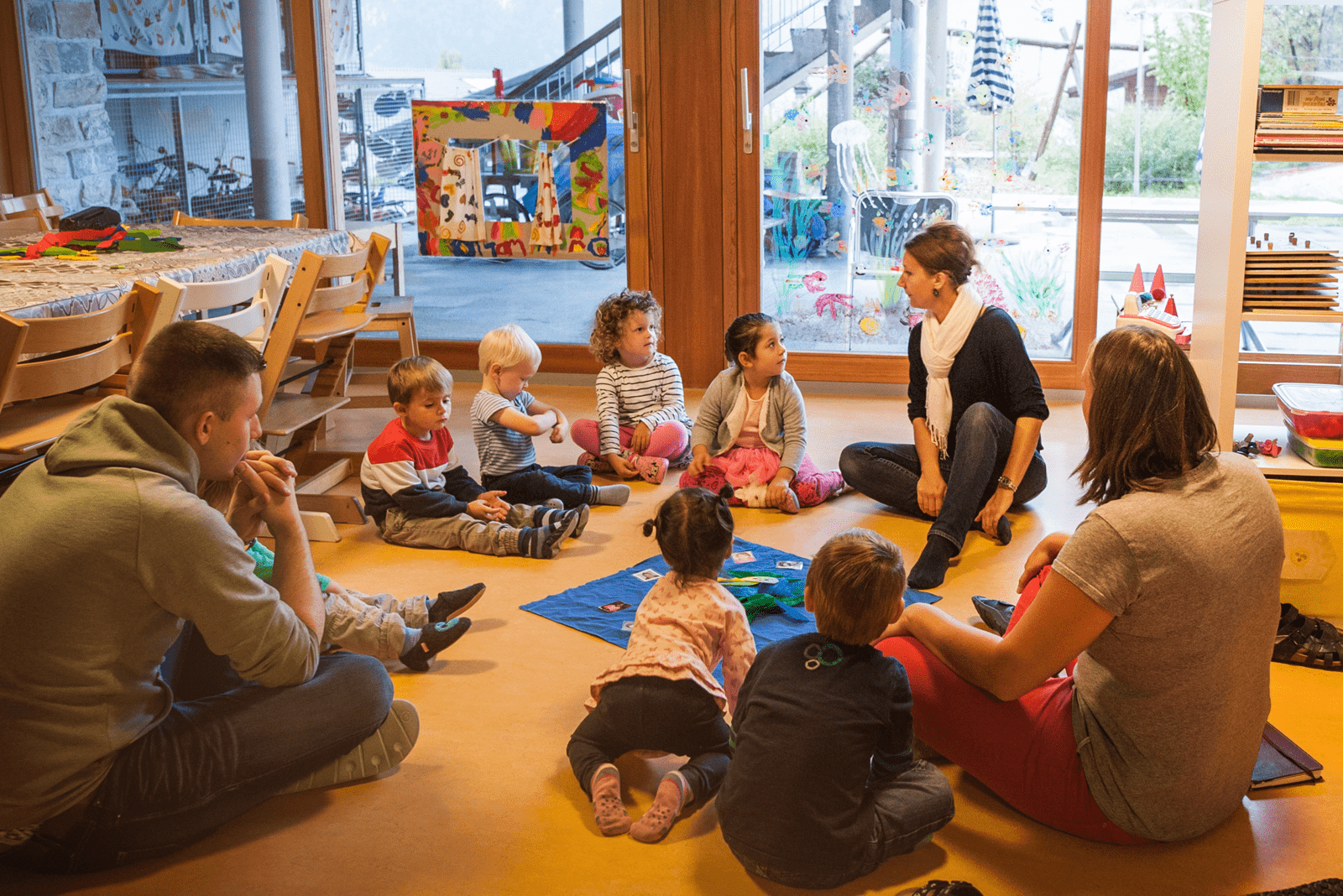 Alle in der Kindertagesstätte sitzen am Boden im Kreisli.