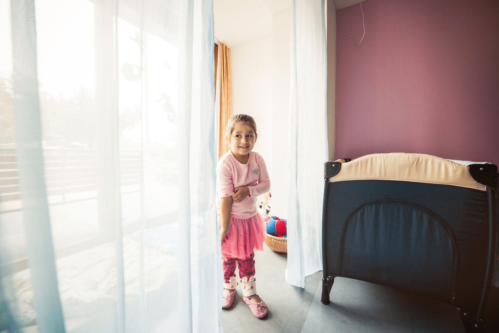 Mädchen zeigt den Ruhe- und Schlafraum von der Kindertagesstätte Chinderhus Brienz.