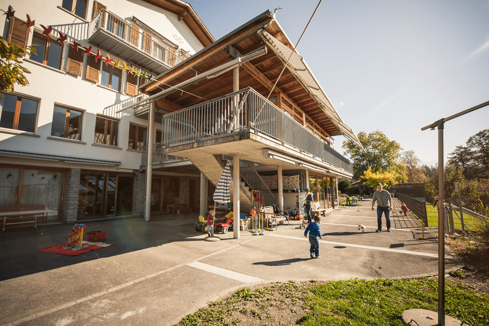 Kinder spielen auf dem Vorplatz der Kita Chinderhus Brienz